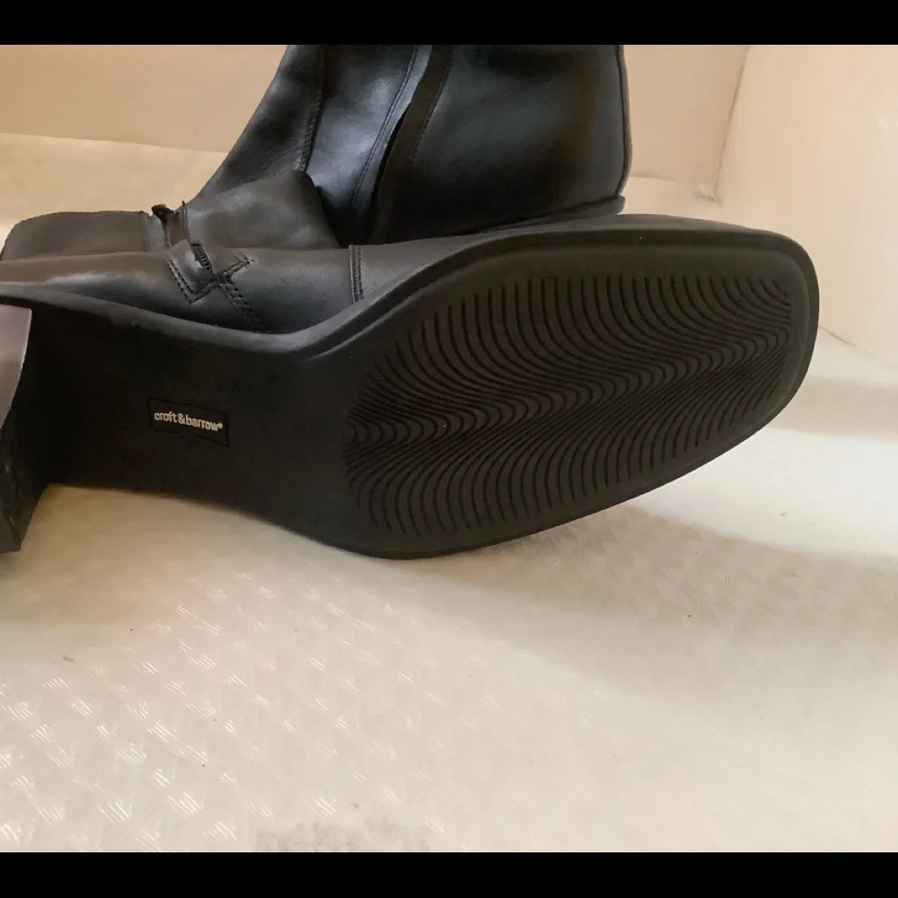 Croft and barrow women’s Alayna black leather block heel zip booties size 10